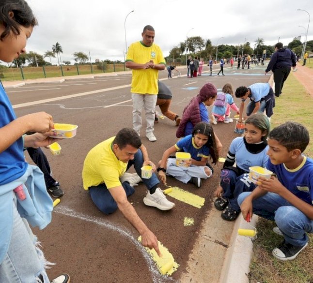 PREFEITURA REALIZA AÇÃO E ALUNOS TRANSFORMAM AVENIDA AZIZ RASSELEN EM “CENÁRIO DA COPA”