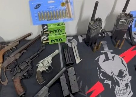 POLICIAL APOSENTADO E COMERCIANTES SÃO PRESOS NEGOCIANDO PISTOLAS
