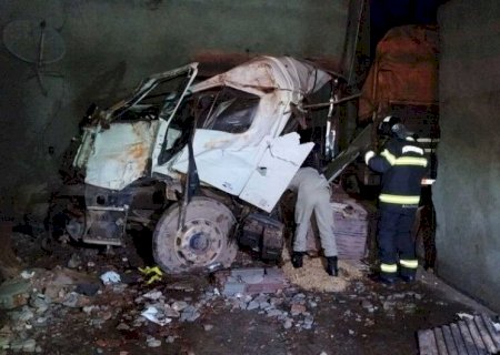 MOTORISTA QUE 'INVADIU' RESIDÊNCIA EM DOURADOS COM CARRETA SEGUE INTERNADO