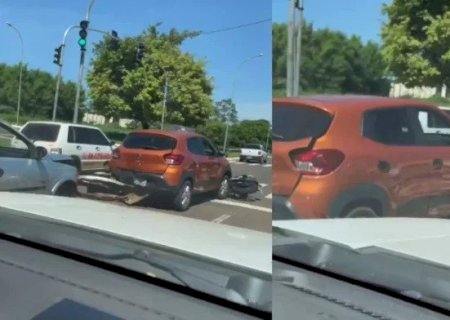 MOTO PARA EMBAIXO DE CARRO EM ACIDENTE ENVOLVENDO TRÊS VEÍCULOS