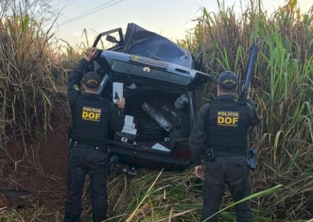 HOMEM TENTA FUGIR DE ABORDAGEM POLICIAL E COLIDE CARRO CARREGADO COM MACONHA EM BARRANCO