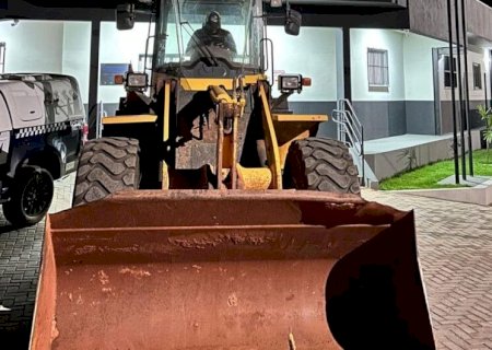 PÁ CARREGADEIRA AVALIADA EM R$ 500 MIL É RECUPERADA ESCONDIDA EM MATA