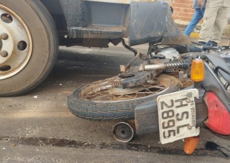 MOTORISTA DE CAMINHÃO INVADE PREFERENCIAL E ATROPELA MOTOCICLISTA