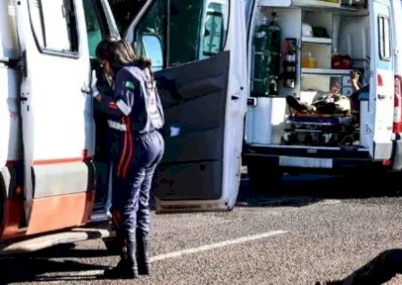 MOTOCICLISTA FURA BLOQUEIO DE TAPA-BURACOS E ATROPELA TRABALHADORES QUE FAZIAM SERVIÇO