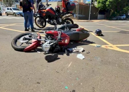 HOMEM FURA O SEMÁFORO E COLIDE EM MOTO; ENTREGADOR QUE TEM SUSPEITA DE FRATURA