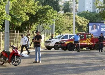 A CAMINHO DA ESCOLA DA FILHA, MOTOCICLISTA BATE EM POSTE E MORRE