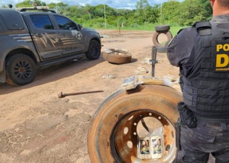 POLICIAIS APREENDEM CARGA MILIONÁRIA DE COCAÍNA EM PNEUS DE CAMINHÃO