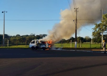 KOMBI PEGA FOGO EM AVENIDA CENTRAL DE DOURADOS