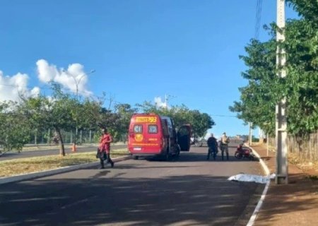 MULHER MORRE APÓS PERDER CONTROLE DE MOTO E BATER CONTRA POSTE EM AVENIDA