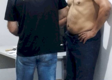 LADRÃO TENTA FUGIR COM CARRO, VÍTIMAS REAGEM E ACUSADO ACABA PRESO