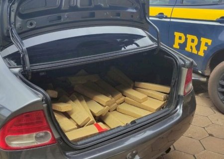 POLÍCIA RECUPERA CARRO ROUBADO E APREENDE DROGA EM BATAGUASSU