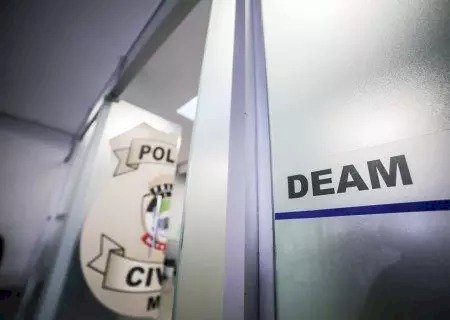 PAI AMEAÇA JOGAR RECÉM-NASCIDO CONTRA A PAREDE AO MANTER ESPOSA EM CÁRCERE
