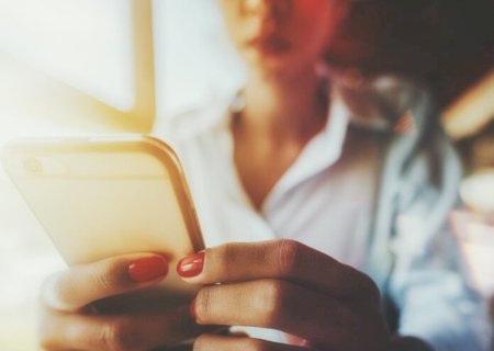 MÃE ENCONTRA VÍDEOS SEXUAIS DA FILHA DE 14 ANOS E DO COMPANHEIRO EM CELULARES