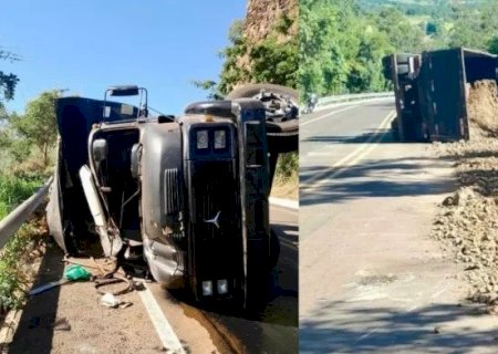 CAMINHONEIRO É SOCORRIDO COM FERIMENTOS GRAVES APÓS TOMBAR VEÍCULO
