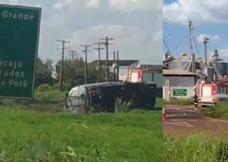 CAMINHÃO COM GASOLINA TOMBA E MOBILIZA CORPO DE BOMBEIROS