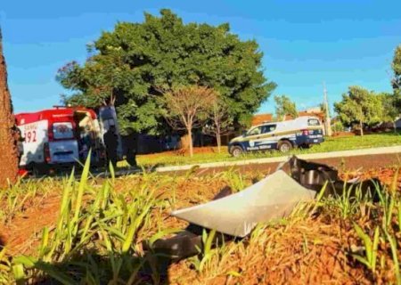 MOTOCICLISTA FICA EM ESTADO GRAVE APÓS ATINGIR ÁRVORE EM CURVA DE AVENIDA