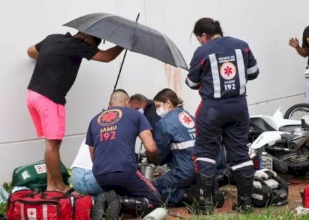 MULHER PERDE CONTROLE DE MOTOCICLETA EM ROTATÓRIA E COLIDE CONTRA MURO
