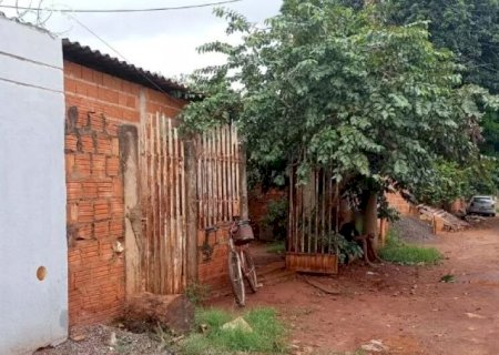 MULHER É ENCONTRADA MORTA DE CÓCORAS DENTRO DE RESIDÊNCIA