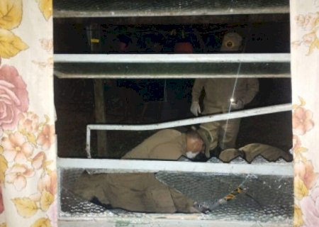 MULHER MORRE APÓS FICAR COM A CABEÇA PRESA EM JANELA BASCULANTE