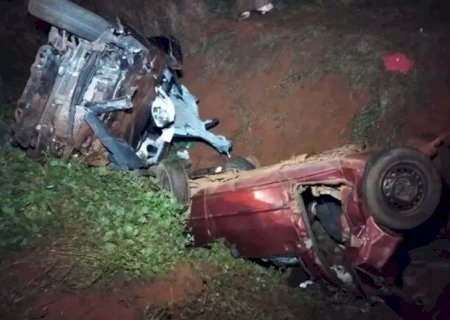 MÃE E CRIANÇA MORREM APÓS COLISÃO DE CAMINHONETE E CARRO NA BR-163