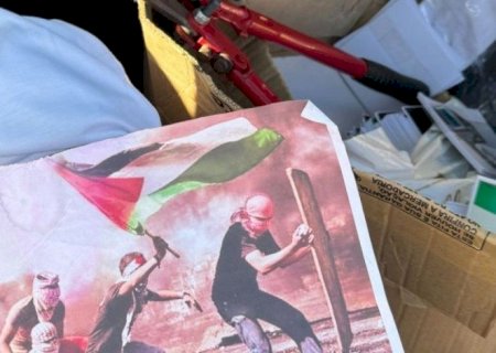 POLÍCIA ENCONTRA MATERIAL EM DEFESA DA PALESTINA NO CARRO DE PROFESSOR