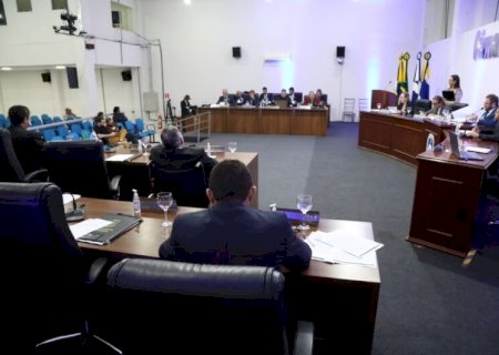 VEREADORES SE REÚNEM COM RIEDEL NA SEGUNDA E CÂMARA ANTECIPA SESSÃO PARA AMANHÃ