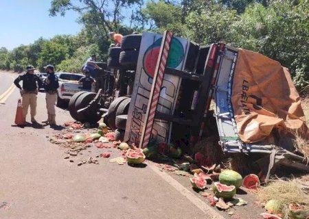 CAMINHÃO TOMBA COM 35 TONELADAS DE MELANCIA E PROPRIETÁRIO DOA CARGA