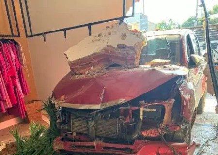 MOTORISTA PERDE CONTROLE DE CAMINHONETE, INVADE LOJA DE LUXO E CAUSA PREJUÍZO DE R$ 200 MIL