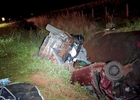 MOTORISTA DIZ QUE UNO TRANSPORTAVA MÃE E FILHO COM AS LANTERNAS TRASEIRAS APAGADAS