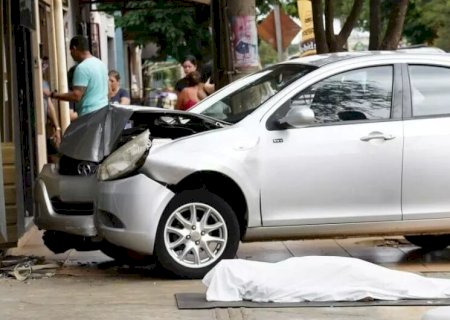 IDOSO MORRE APÓS SOFRER MAL SÚBITO E BATER CARRO CONTRA BARBEARIA
