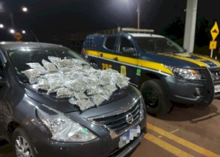 ODOR DENUNCIA E CASAL É PRESO COM DROGA E CARRO ROUBADO