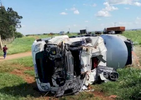 CAMINHÃO COM COMBUSTÍVEL TOMBA EM ROTATÓRIA DA BR-060 E MOTORISTA FICA FERIDO