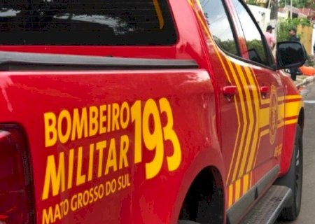COM FACA CRAVADA NAS COSTAS, HOMEM É LEVADO INCONSCIENTE PELOS BOMBEIROS