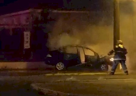 CARRO BATE EM POSTE E PEGA FOGO DURANTE FUGA DE JOVEM DE ABORDAGEM POLICIAL