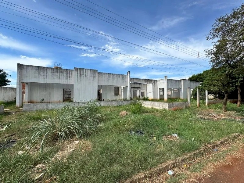 MESMO COM DINHEIRO EM CAIXA, OBRA DE CEIM NA VILA ERONDINA SEGUE ABANDONADA