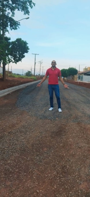 PRESIDENTE DE BAIRRO COMEMORA INÍCIO DE OBRAS DE ASFALTO NO PARQUE DOS JEQUITIBÁS EM DOURADOS