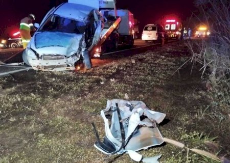 MOTORISTA MORRE APÓS COLIDIR VEÍCULO EM CAMINHÃO CARREGADO DE PINTINHOS