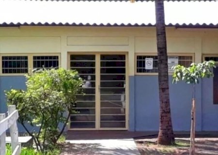 MENINA DE 11 ANOS CHEGA EM CASA TARDE E É ESPANCADA COM MANGUEIRA
