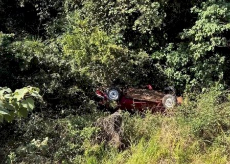 FUSCA CAPOTA E CAI EM RIBANCEIRA ÀS MARGENS DA MS-450