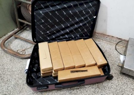 DUPLA É FLAGRADA EM ATITUDE SUSPEITA E 'ENTREGA' MALA COM 36KG DE MACONHA