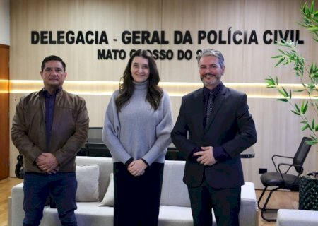 DELEGADO-GERAL DA POLÍCIA CIVIL RECEBE VISITA DA PRESIDENTE DA AMANSUL E PRESIDENTE DA ADEPOL
