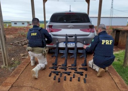 COM FILHOS NO CARRO, HOMEM É FLAGRADO TRANSPORTANDO FUZIS E PISTOLAS NA BR-463