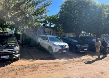 POLÍCIA ESTOURA ENTREPOSTO, APREENDE CARROS DE LUXO E PRENDE HOMEM COM MAIS DE 600KG DE MACONHA