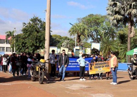 ESTUDANTES VÃO ÀS RUAS EM CAMINHADA DE CONSCIENTIZAÇÃO SOBRE O TRÂNSITO