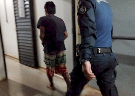 HOMEM É PRESO APÓS FURTAR BICICLETA E AMEAÇAR MULHER COM FACA EM DOURADOS