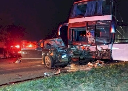 ACIDENTE ENTRE CARRO E ÔNIBUS QUE TRANSPORTAVA ESTUDANTES DEIXA UMA PESSOA MORTA EM DOURADOS
