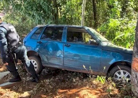 MOTORISTA SOFRE FRATURA NA CLAVÍCULA AO COLIDIR CARRO CONTRA ÁRVORE
