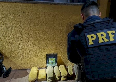 PRF APREENDE COCAÍNA DENTRO DE CALÇADOS DE PASSAGEIROS DE ÔNIBUS EM MIRANDA