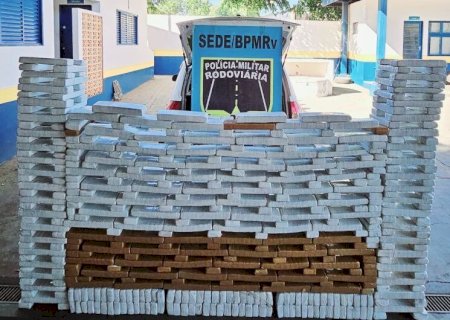 MOTORISTA DÁ MEIA VOLTA E ABANDONA VEÍCULO COM MAIS DE 500KG DE MACONHA