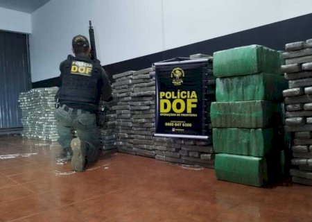 APÓS PERSEGUIÇÃO, MOTORISTA FOGE E ABANDONA VEÍCULO COM QUASE 1,6T DE MACONHA